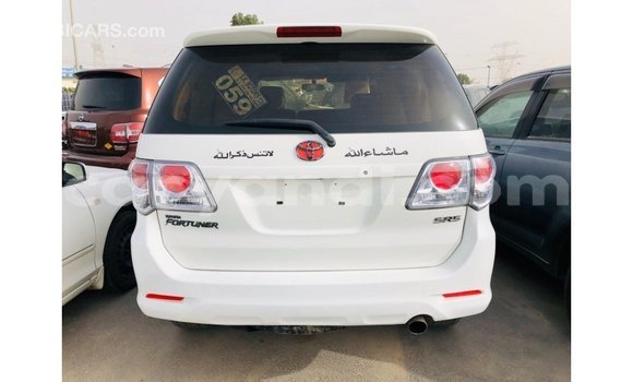 Nunua Imported Toyota Fortuner Nyeupe Gari ndani ya Import - Dubai nchini Zambia Nunua Imported Toyota Fortuner Nyeupe Gari ndani ya Import - Dubai nchini Zambia