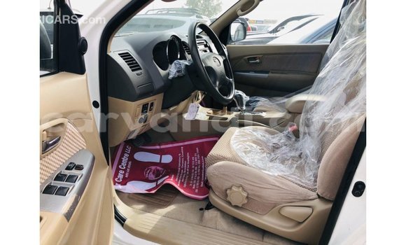 Nunua Imported Toyota Fortuner Nyeupe Gari ndani ya Import - Dubai nchini Zambia Nunua Imported Toyota Fortuner Nyeupe Gari ndani ya Import - Dubai nchini Zambia