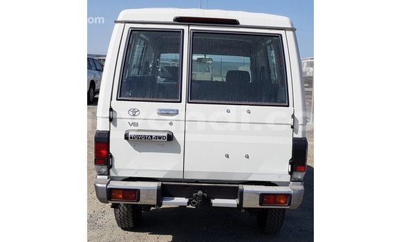 Acheter Import Voiture Toyota Land Cruiser Blanc à Import - Dubai, Zambie Acheter Import Voiture Toyota Land Cruiser Blanc à Import - Dubai, Zambie