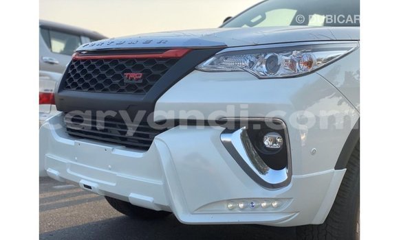 Nunua Imported Toyota Fortuner Nyeupe Gari ndani ya Import - Dubai nchini Zambia Nunua Imported Toyota Fortuner Nyeupe Gari ndani ya Import - Dubai nchini Zambia