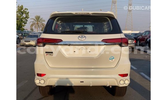 Nunua Imported Toyota Fortuner Nyeupe Gari ndani ya Import - Dubai nchini Zambia Nunua Imported Toyota Fortuner Nyeupe Gari ndani ya Import - Dubai nchini Zambia
