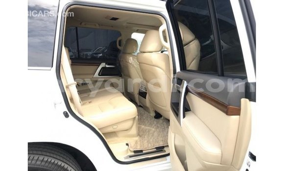 Acheter Import Voiture Toyota Land Cruiser Blanc à Import - Dubai, Zambie Acheter Import Voiture Toyota Land Cruiser Blanc à Import - Dubai, Zambie