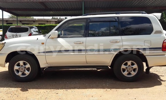 Nunua Ilio tumika Toyota Land Cruiser Nyeupe Gari ndani ya Lusaka nchini Zambia