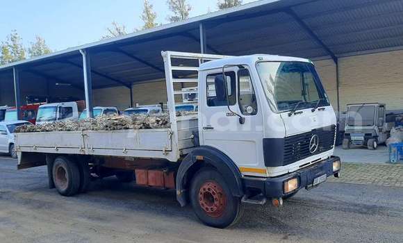 Tenga Tsaru Mercedes–Benz 1213 Chena Rori in Lusaka in Zambia Tenga Tsaru Mercedes–Benz 1213 Chena Rori in Lusaka in Zambia