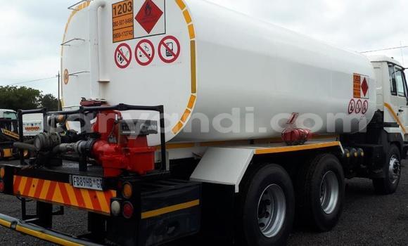 Acheter Occasion Utilitaire Nissan UD Blanc à Lusaka, Zambie Acheter Occasion Utilitaire Nissan UD Blanc à Lusaka, Zambie