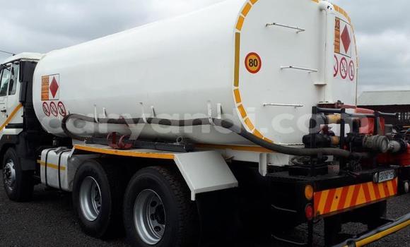 Acheter Occasion Utilitaire Nissan UD Blanc à Lusaka, Zambie Acheter Occasion Utilitaire Nissan UD Blanc à Lusaka, Zambie