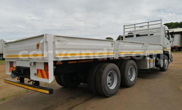 Acheter Occasion Utilitaire Nissan UD Blanc à Livingstone, Zambie Acheter Occasion Utilitaire Nissan UD Blanc à Livingstone, Zambie