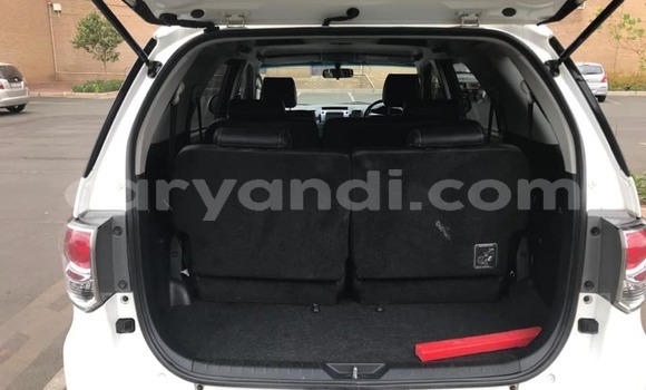 Acheter Occasion Voiture Toyota Fortuner Blanc à Livingstone, Zambie Acheter Occasion Voiture Toyota Fortuner Blanc à Livingstone, Zambie