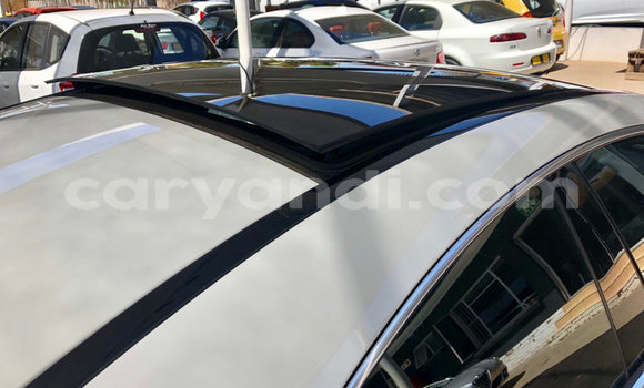 Acheter Occasion Voiture Mercedes‒Benz 250 Blanc à Livingstone, Zambie Acheter Occasion Voiture Mercedes‒Benz 250 Blanc à Livingstone, Zambie