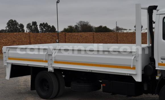 Acheter Occasion Utilitaire Nissan UD Blanc à Chingola, Zambie Acheter Occasion Utilitaire Nissan UD Blanc à Chingola, Zambie