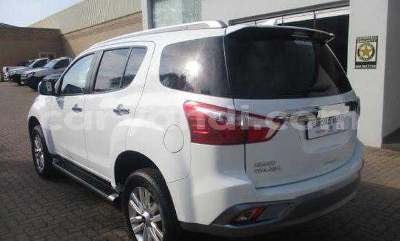 Acheter Occasion Voiture Isuzu MU-X Blanc à Chingola, Zambie Acheter Occasion Voiture Isuzu MU-X Blanc à Chingola, Zambie