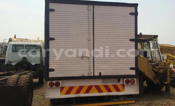 Acheter Occasion Utilitaire Mercedes–Benz 1213 Blanc à Lusaka, Zambie Acheter Occasion Utilitaire Mercedes–Benz 1213 Blanc à Lusaka, Zambie