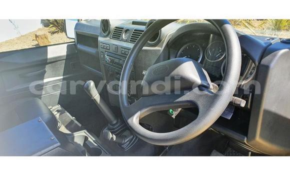Nunua Ilio tumika Land Rover Defender Nyeupe Gari ndani ya Lusaka nchini Zambia