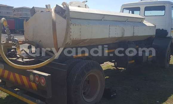 Tenga Tsaru Mercedes–Benz 1213 Chena Rori in Lusaka in Zambia Tenga Tsaru Mercedes–Benz 1213 Chena Rori in Lusaka in Zambia