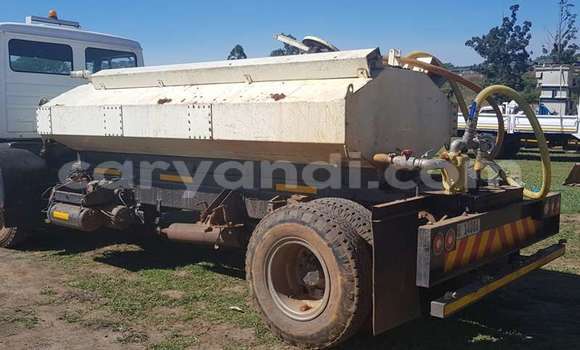Tenga Tsaru Mercedes–Benz 1213 Chena Rori in Lusaka in Zambia Tenga Tsaru Mercedes–Benz 1213 Chena Rori in Lusaka in Zambia