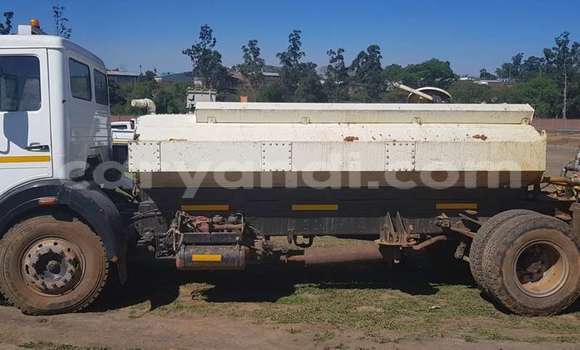 Tenga Tsaru Mercedes–Benz 1213 Chena Rori in Lusaka in Zambia Tenga Tsaru Mercedes–Benz 1213 Chena Rori in Lusaka in Zambia