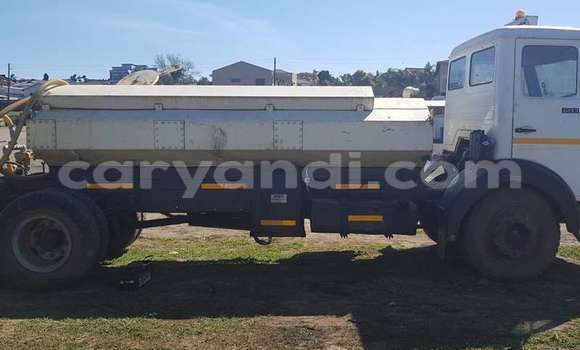 Tenga Tsaru Mercedes–Benz 1213 Chena Rori in Lusaka in Zambia Tenga Tsaru Mercedes–Benz 1213 Chena Rori in Lusaka in Zambia