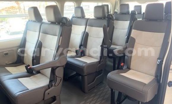 Acheter Occasion Voiture Toyota iQ Blanc à Chingola, Zambie Acheter Occasion Voiture Toyota iQ Blanc à Chingola, Zambie