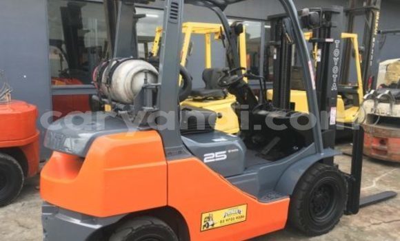 Acheter Occasion Utilitaire Toyota HiAce Marron à Chingola, Zambie Acheter Occasion Utilitaire Toyota HiAce Marron à Chingola, Zambie