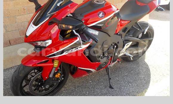 Nunua Ilio tumika Honda CBR 1000 RR Nyekundu Bike ndani ya Chama nchini Kusini Nunua Ilio tumika Honda CBR 1000 RR Nyekundu Bike ndani ya Chama nchini Kusini