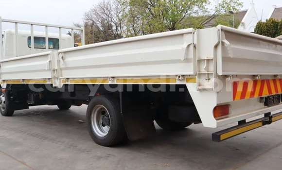 Acheter Occasion Utilitaire Hino 300 Series Blanc à Chingola, Zambie Acheter Occasion Utilitaire Hino 300 Series Blanc à Chingola, Zambie