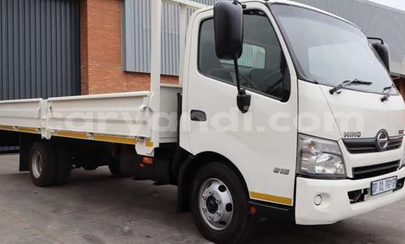 Acheter Occasion Utilitaire Hino 300 Series Blanc à Chingola, Zambie Acheter Occasion Utilitaire Hino 300 Series Blanc à Chingola, Zambie