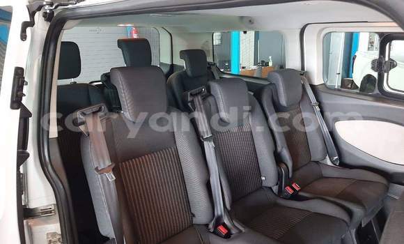 Acheter Occasion Voiture Ford Tourneo Custom Blanc à Chingola, Zambie Acheter Occasion Voiture Ford Tourneo Custom Blanc à Chingola, Zambie