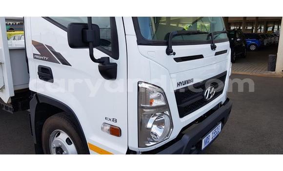 Acheter Occasion Voiture Hyundai Starex (H-1) Blanc à Lusaka, Zambie Acheter Occasion Voiture Hyundai Starex (H-1) Blanc à Lusaka, Zambie