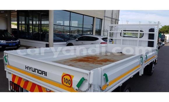Acheter Occasion Voiture Hyundai Starex (H-1) Blanc à Lusaka, Zambie Acheter Occasion Voiture Hyundai Starex (H-1) Blanc à Lusaka, Zambie