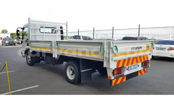 Acheter Occasion Voiture Hyundai Starex (H-1) Blanc à Lusaka, Zambie Acheter Occasion Voiture Hyundai Starex (H-1) Blanc à Lusaka, Zambie