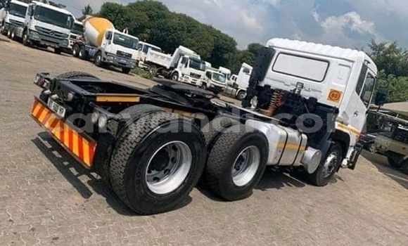 Acheter Occasion Utilitaire Nissan UD Blanc à Livingstone, Zambie Acheter Occasion Utilitaire Nissan UD Blanc à Livingstone, Zambie