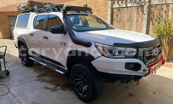 Buy Used Toyota Hilux White Car in Mufulira in Zambia