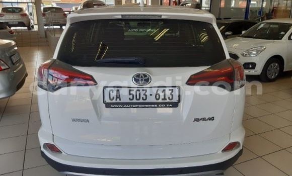 Acheter Occasion Voiture Toyota RAV4 Blanc à Livingstone, Zambie Acheter Occasion Voiture Toyota RAV4 Blanc à Livingstone, Zambie