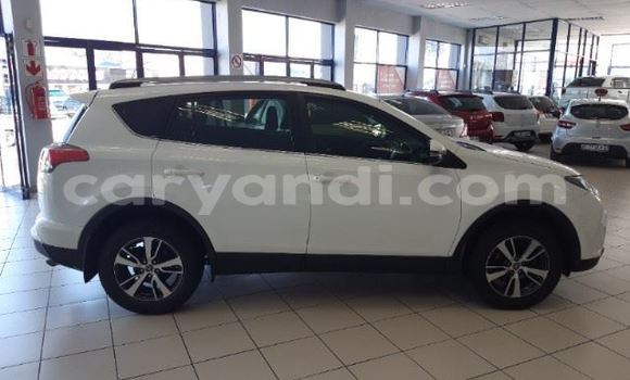 Acheter Occasion Voiture Toyota RAV4 Blanc à Livingstone, Zambie Acheter Occasion Voiture Toyota RAV4 Blanc à Livingstone, Zambie