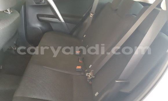 Acheter Occasion Voiture Toyota RAV4 Blanc à Livingstone, Zambie Acheter Occasion Voiture Toyota RAV4 Blanc à Livingstone, Zambie