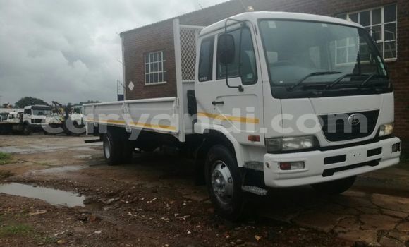 Acheter Occasion Utilitaire Nissan UD Blanc à Livingstone, Zambie Acheter Occasion Utilitaire Nissan UD Blanc à Livingstone, Zambie