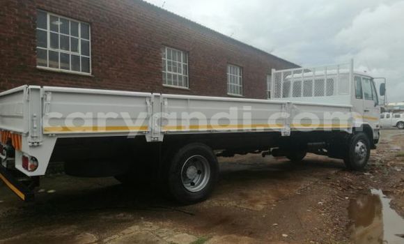 Acheter Occasion Utilitaire Nissan UD Blanc à Livingstone, Zambie Acheter Occasion Utilitaire Nissan UD Blanc à Livingstone, Zambie