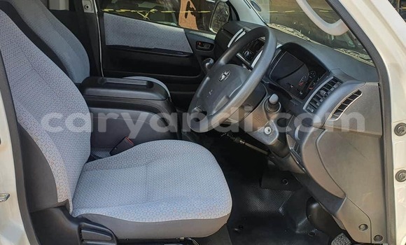 Acheter Occasion Voiture Toyota Granvia Blanc à Ndola, Zambie Acheter Occasion Voiture Toyota Granvia Blanc à Ndola, Zambie
