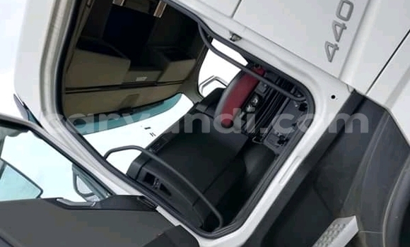 Acheter Occasion Utilitaire Volvo F4 Blanc à Lusaka, Zambie Acheter Occasion Utilitaire Volvo F4 Blanc à Lusaka, Zambie