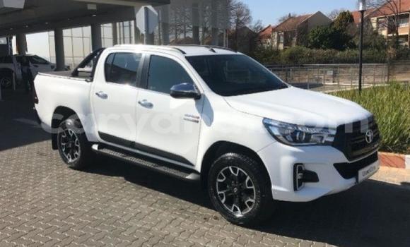 Buy Used Toyota Hilux White Car in Chingola in Zambia