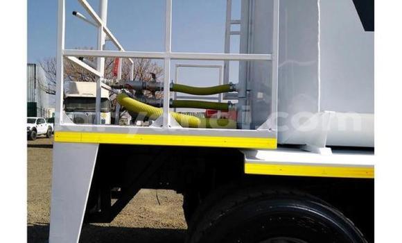 Acheter Occasion Utilitaire Mercedes–Benz 3331 Blanc à Kabwe, Zambie Acheter Occasion Utilitaire Mercedes–Benz 3331 Blanc à Kabwe, Zambie