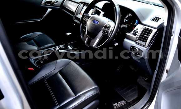 Nunua Ilio tumika Ford Everest Fedha Gari ndani ya Lusaka nchini Zambia Nunua Ilio tumika Ford Everest Fedha Gari ndani ya Lusaka nchini Zambia