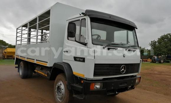 Acheter Occasion Utilitaire Mercedes–Benz Truck Blanc à Kabwe, Zambie Acheter Occasion Utilitaire Mercedes–Benz Truck Blanc à Kabwe, Zambie
