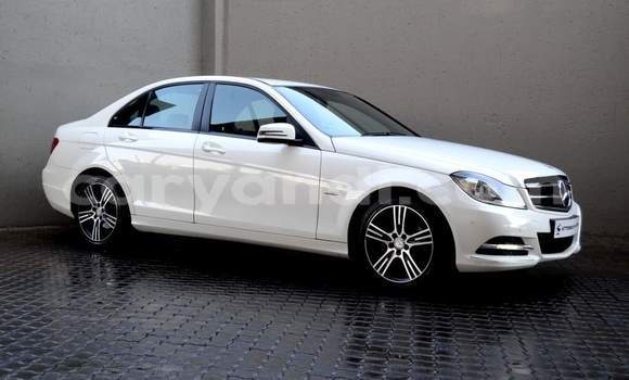 Nunua Ilio tumika Mercedes‒Benz C–Class Nyeupe Gari ndani ya Livingstone nchini Zambia