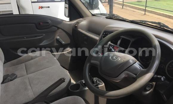 Acheter Occasion Utilitaire Hyundai H200 Blanc à Kabwe, Zambie Acheter Occasion Utilitaire Hyundai H200 Blanc à Kabwe, Zambie