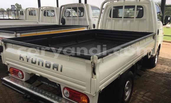 Acheter Occasion Utilitaire Hyundai H200 Blanc à Kabwe, Zambie Acheter Occasion Utilitaire Hyundai H200 Blanc à Kabwe, Zambie