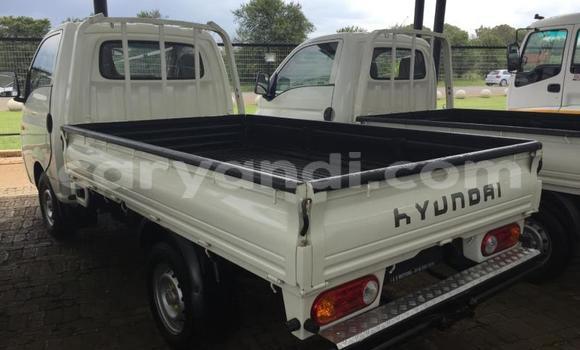 Acheter Occasion Utilitaire Hyundai H200 Blanc à Kabwe, Zambie Acheter Occasion Utilitaire Hyundai H200 Blanc à Kabwe, Zambie