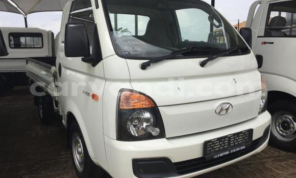 Acheter Occasion Utilitaire Hyundai H200 Blanc à Kabwe, Zambie Acheter Occasion Utilitaire Hyundai H200 Blanc à Kabwe, Zambie