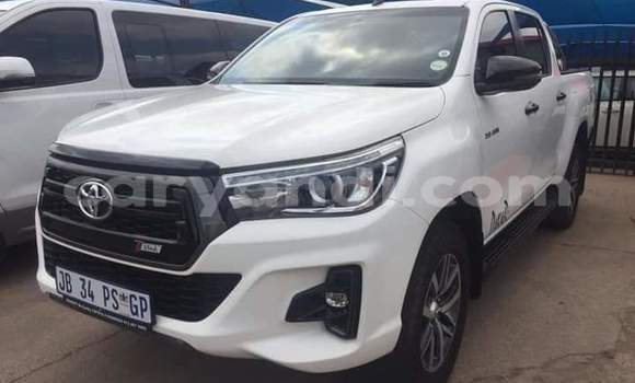Buy Used Toyota Hilux White Car in Kabwe in Zambia