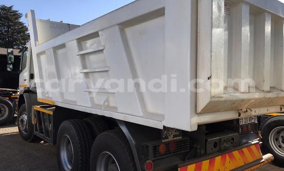 Acheter Occasion Utilitaire Mercedes–Benz Tipper Blanc à Zambèze, Nord-Ouest Acheter Occasion Utilitaire Mercedes–Benz Tipper Blanc à Zambèze, Nord-Ouest